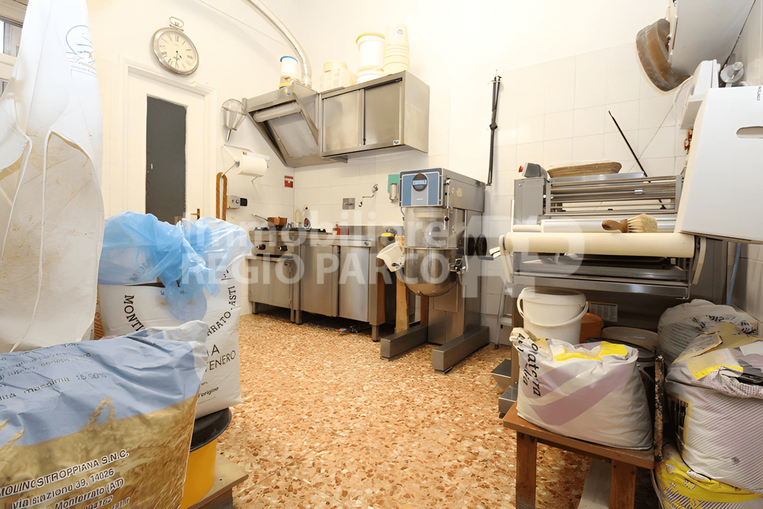 Azienda in vendita: ATTIVITÀ COMMERCIALE IN VENDITA IN ZONA DI FORTE PASSAGGIO a Italia - Pasticcerie - Immagine foto 3