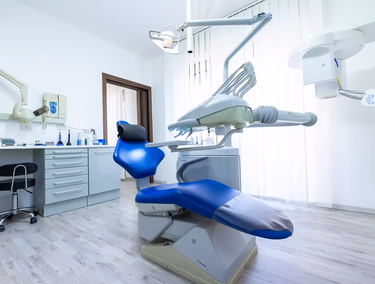 Azienda in vendita: Studio dentistico (Varese provincia) a Italia - Studi Medici e Poliambulatori - Immagine principale