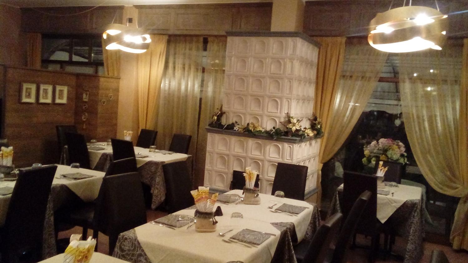 Azienda in vendita: CEDIAMO RISTORANTE E PIZZERIA a Italia - Ristoranti - Immagine principale