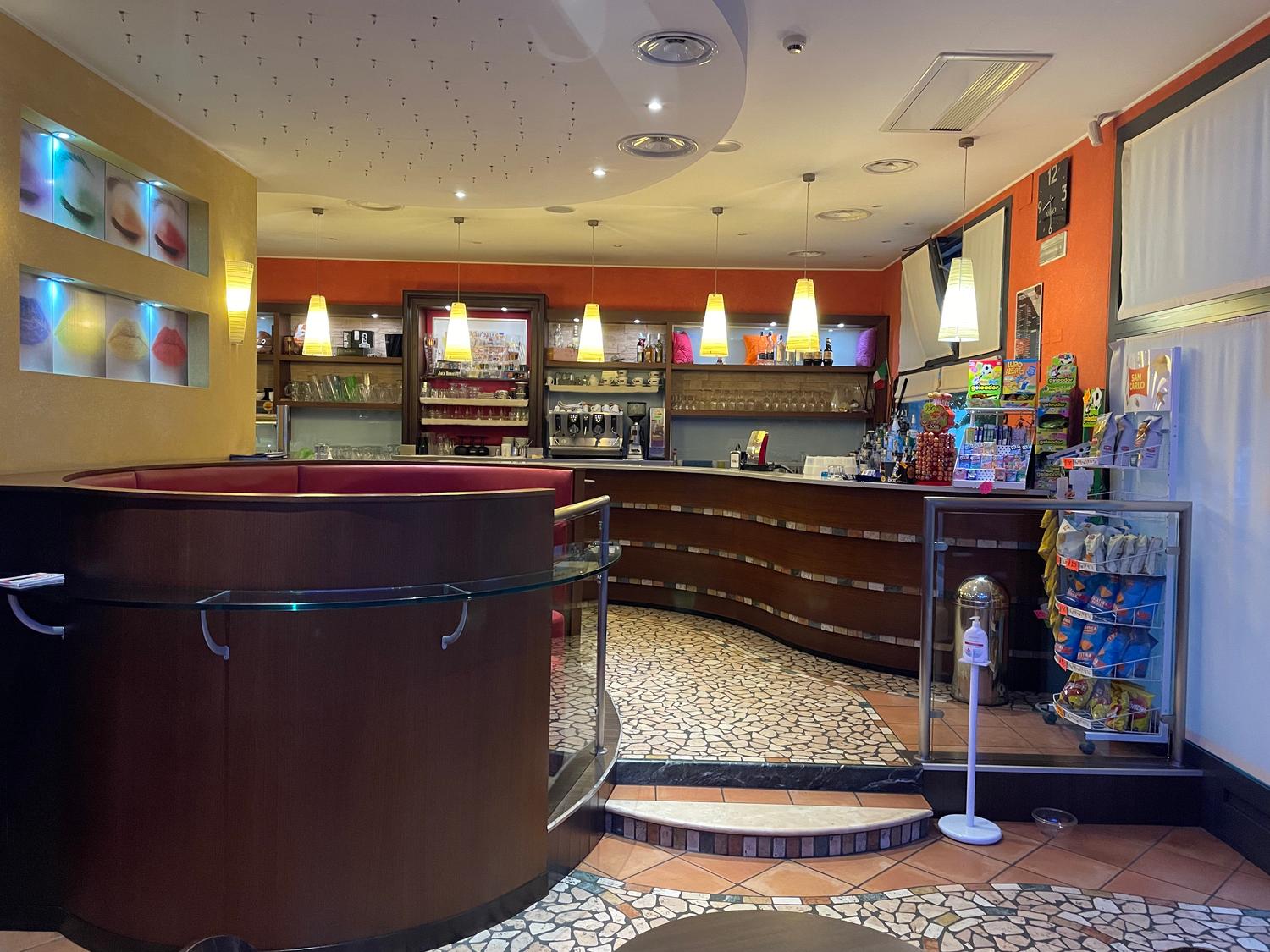 Azienda in vendita: Cedesi Bar Serale/Lounge a Sommacampagna – Alta Marginalità, Gest a Italia - Bar - Immagine foto 2