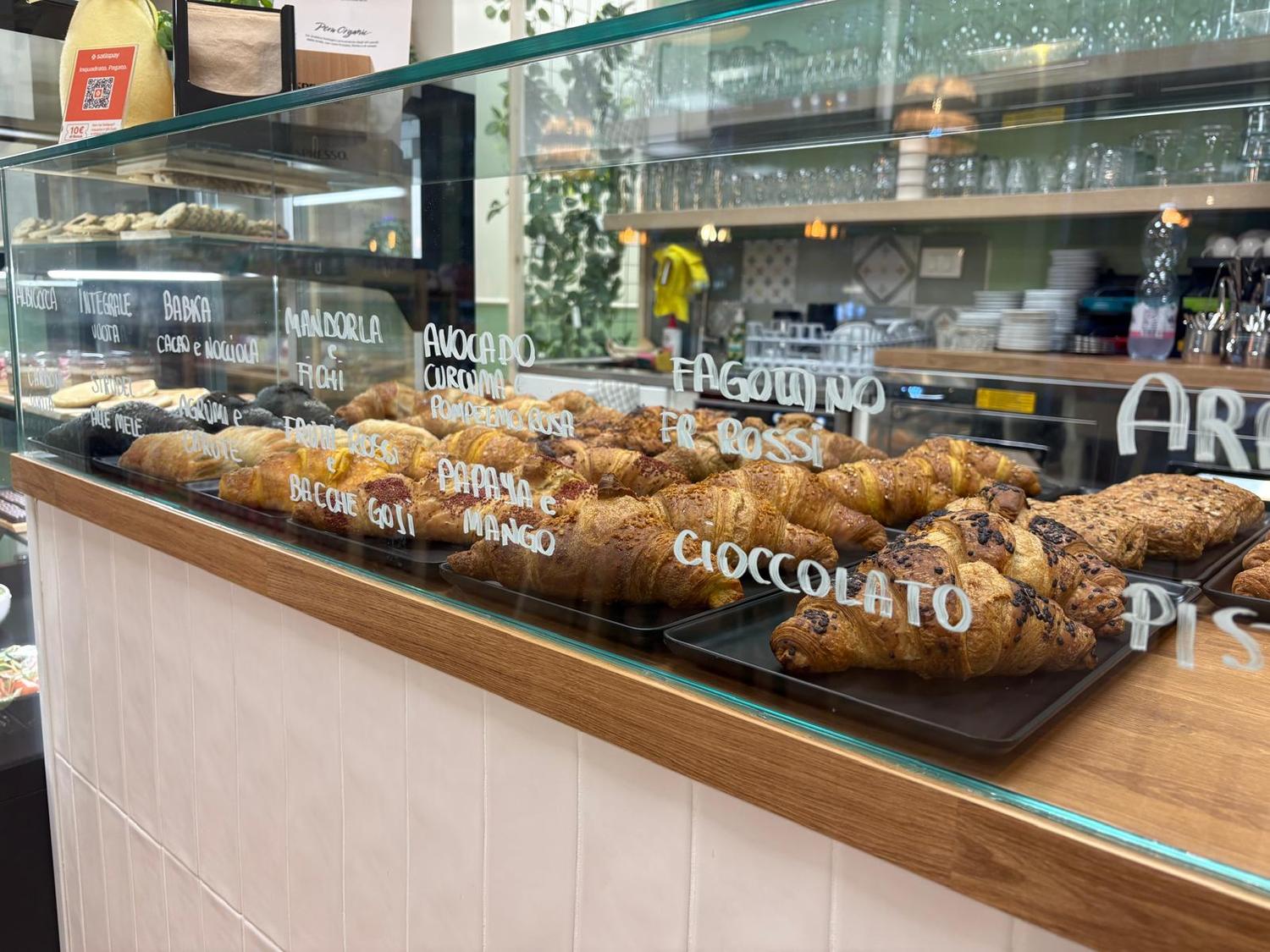 Azienda in vendita: Caffetteria con mini market vegano a Italia - Bar - Immagine foto 3