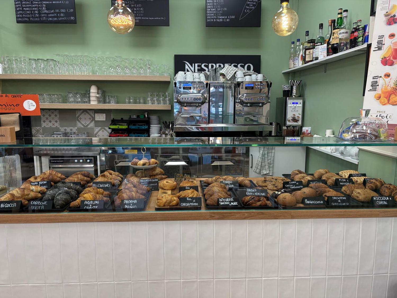 Azienda in vendita: Caffetteria con mini market vegano a Italia - Bar - Immagine foto 4