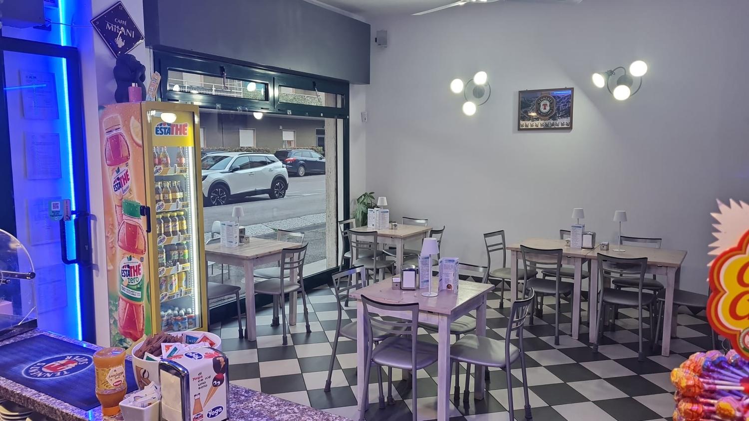 Azienda in vendita: Bar avviato con ottimi utili e forte potenziale serale a Italia - Bar - Immagine foto 2