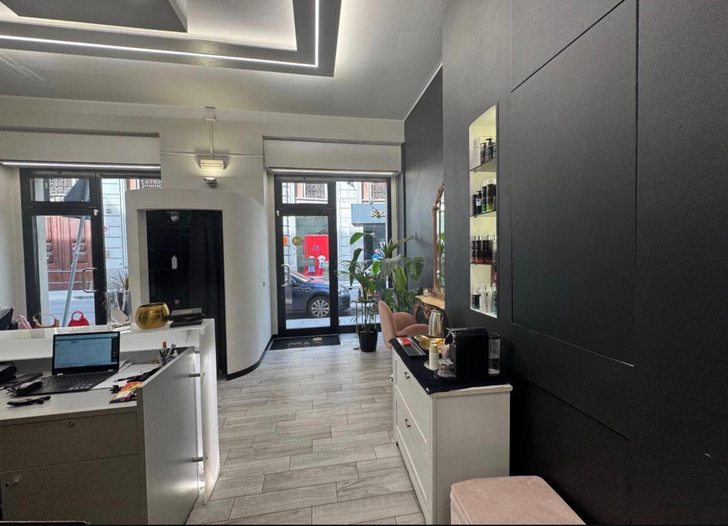Azienda in vendita: CEDESI PARRUCCHIERE – MILANO CORSO COMO / PORTA NUOVA – 2 VETRINE a Italia - Parrucchieri - Immagine principale