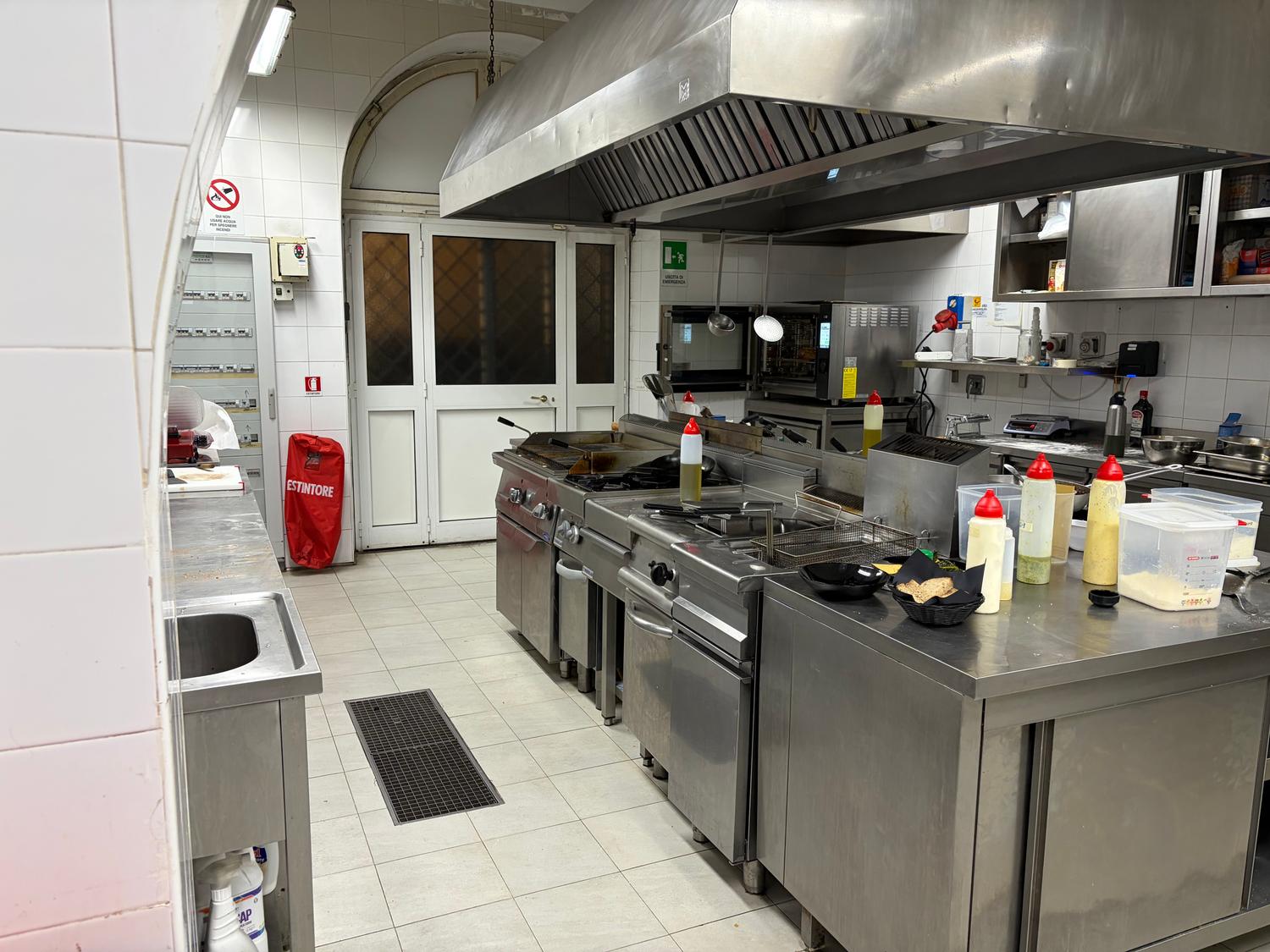 Azienda in vendita: Ristorante e cocktail bar 300mq a Italia - Ristoranti - Immagine foto 2