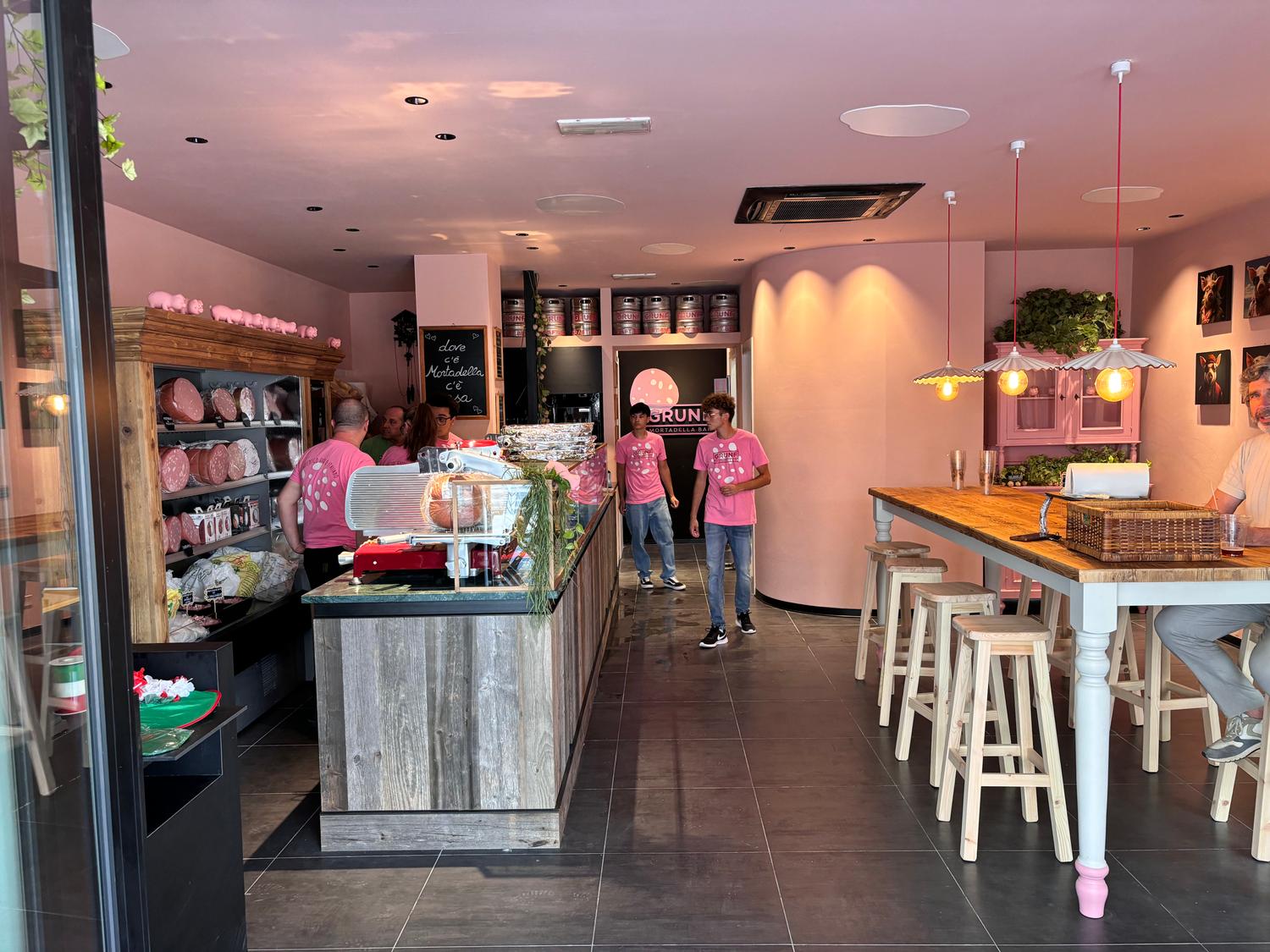 Azienda in vendita: ATTIVITA' STREET FOOD NEL CENTRO PEDONALE DI LIGNANO SABBIADORO a Italia - Ristoranti - Immagine principale