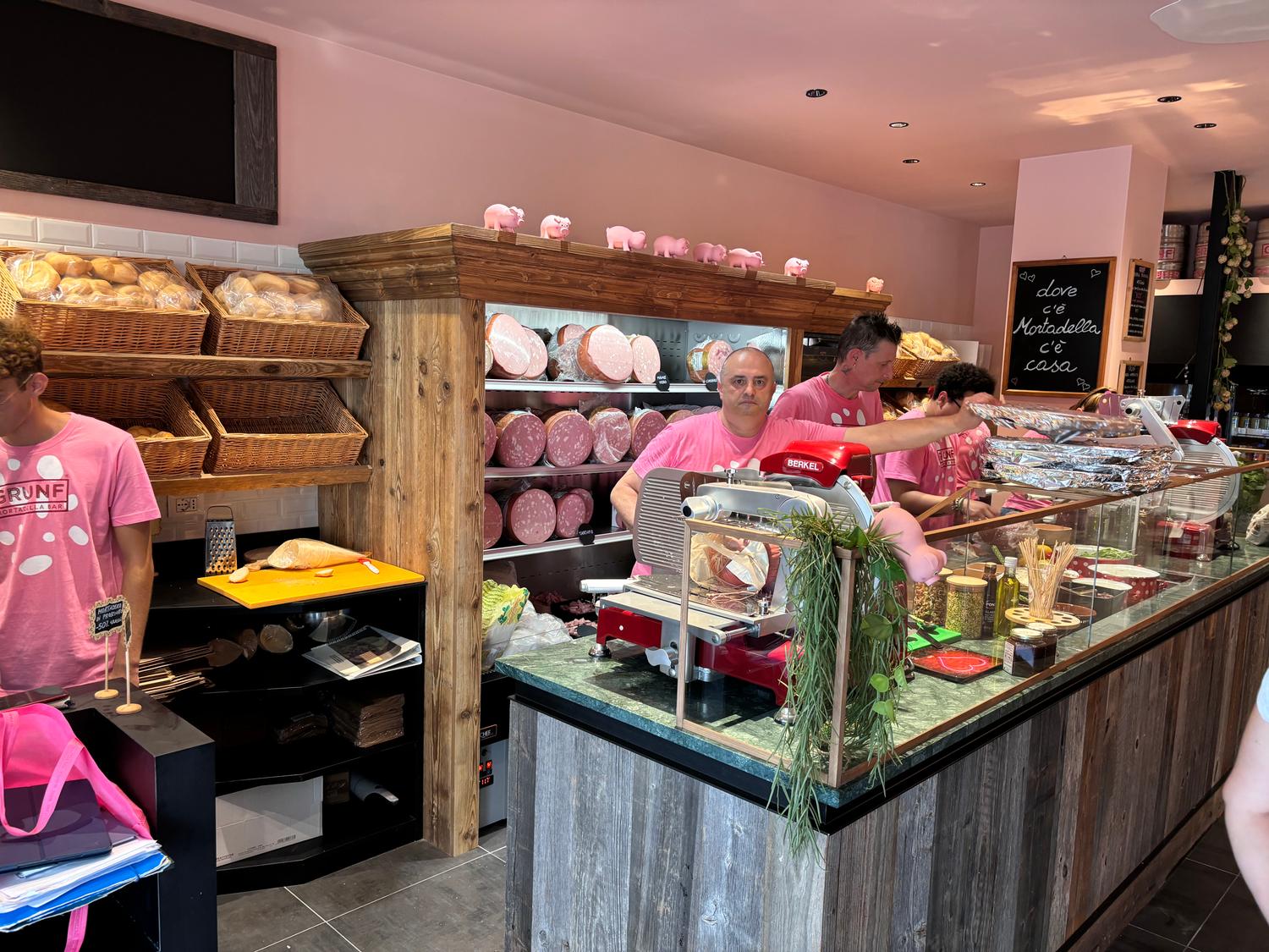 Azienda in vendita: ATTIVITA' STREET FOOD NEL CENTRO PEDONALE DI LIGNANO SABBIADORO a Italia - Ristoranti - Immagine foto 2