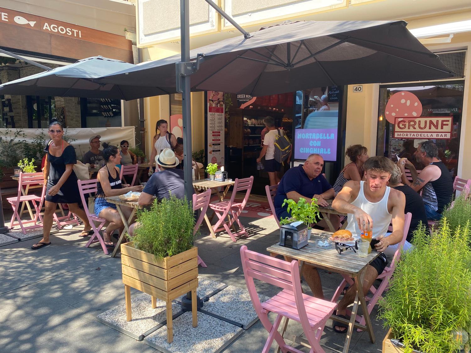 Azienda in vendita: ATTIVITA' STREET FOOD NEL CENTRO PEDONALE DI LIGNANO SABBIADORO a Italia - Ristoranti - Immagine foto 3