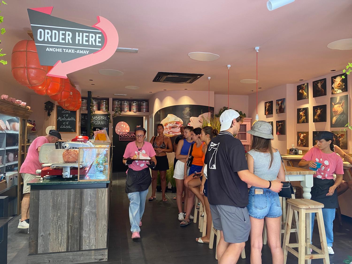 Azienda in vendita: ATTIVITA' STREET FOOD NEL CENTRO PEDONALE DI LIGNANO SABBIADORO a Italia - Ristoranti - Immagine foto 4