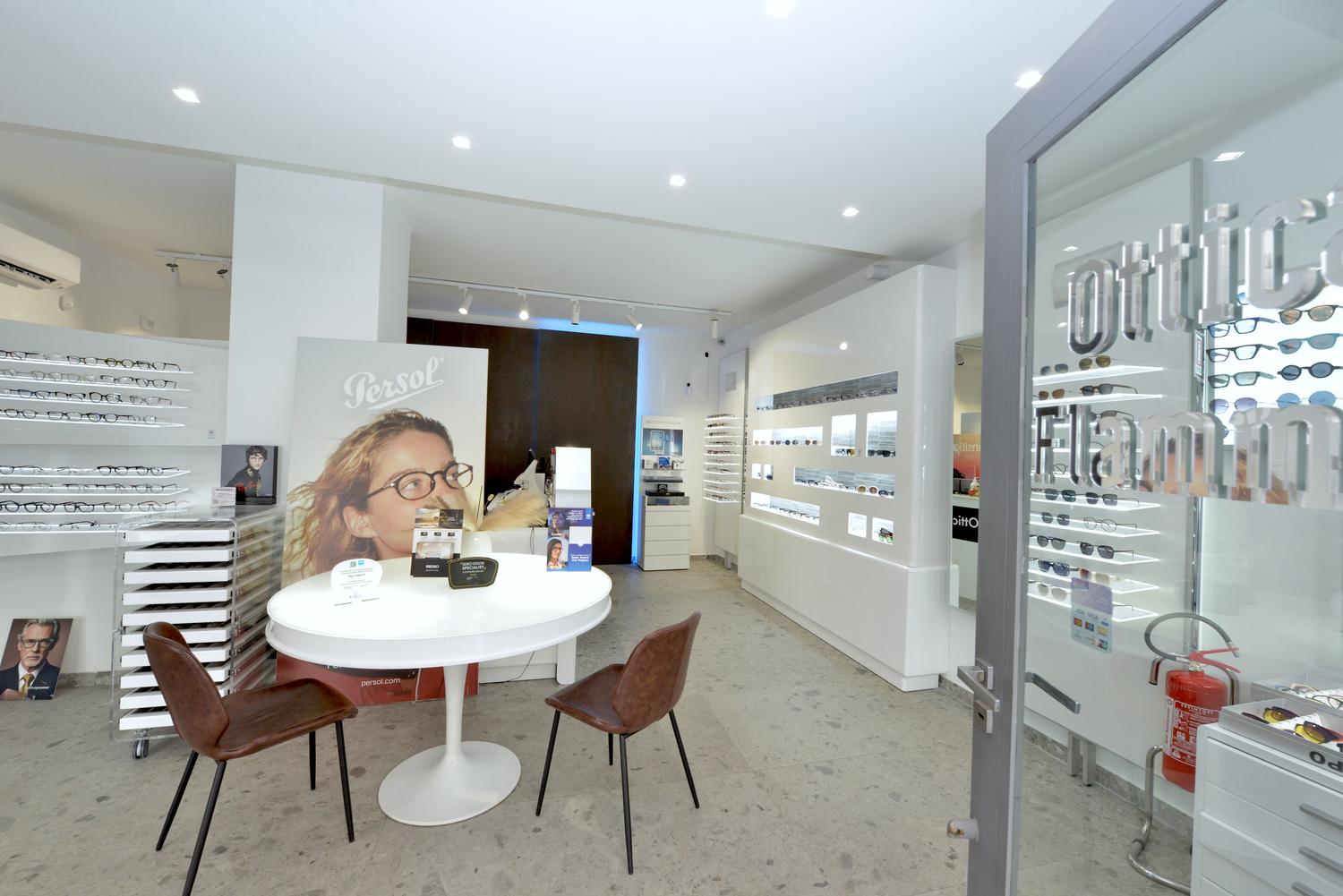 Azienda in vendita: Negozio di Ottica a Paternò (CT) 
 a Italia - Studi Medici e Poliambulatori - Immagine foto 2