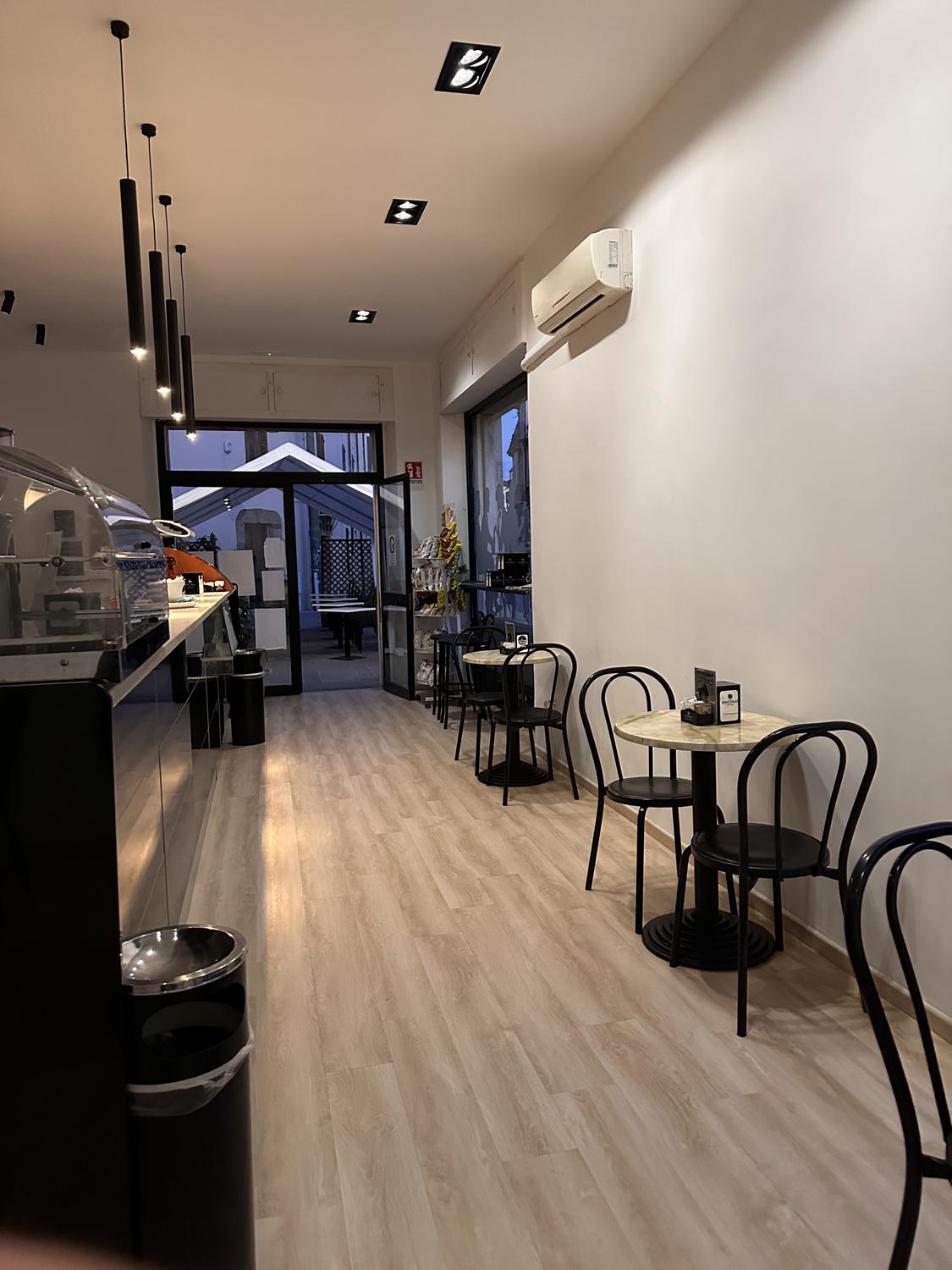 Azienda in vendita: Attività bar nel centro storico di Oristano  a Italia - Bar - Immagine foto 2