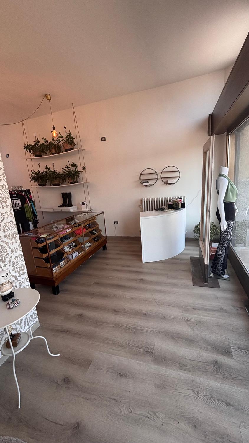 Azienda in vendita: Sartoria arredata su strada principale -
Cessione attività
a Italia - Attività artigianali e professionali - Immagine foto 3