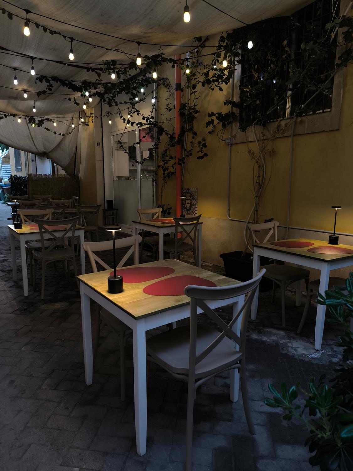 Azienda in vendita: Ristorante recentemente ristrutturato con veranda e vicoletto. a Italia - Ristoranti - Immagine foto 2