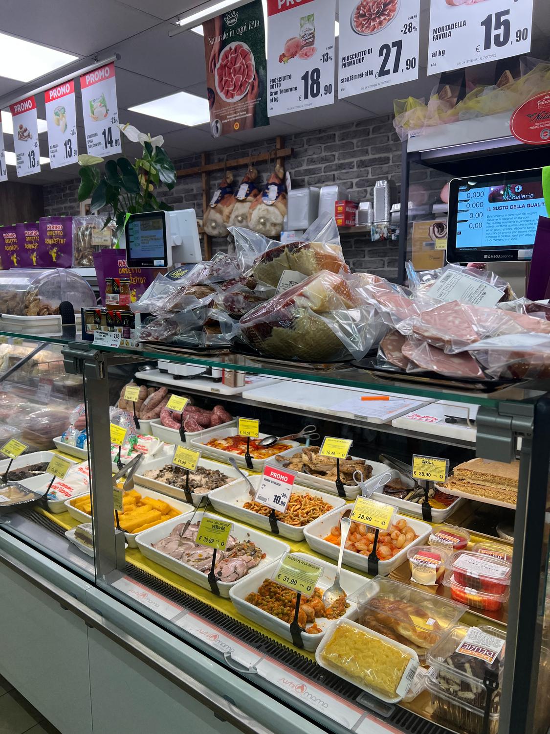 Azienda in vendita: ATTIVITA' DI GENERI ALIMENTARI IN CENTRO PAESE a Italia - Negozi - alimentari e ortofrutta - Immagine foto 3