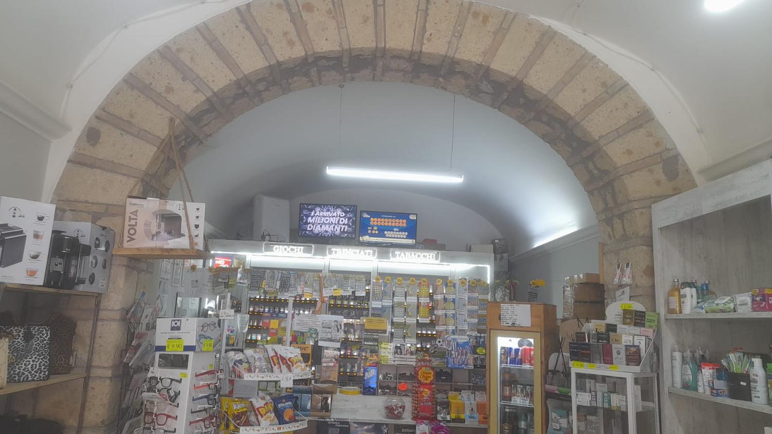 Azienda in vendita: Vendesi attività di tabaccheria  a Italia - Tabaccherie - Immagine foto 2