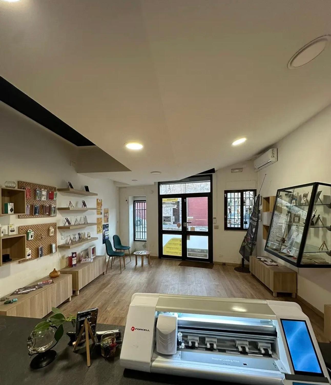 Azienda in vendita: Negozio di vendita e riparazione Smartphone/pc e altro  a Italia - Elettronica di consumo - Immagine foto 2