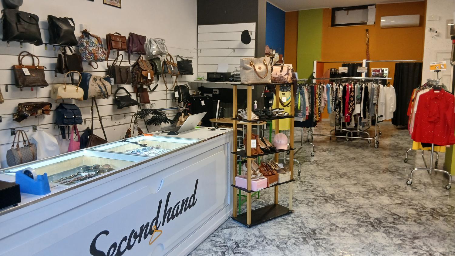 Azienda in vendita: Attività di abbigliamento usato secondhand uomo donna . a Italia - Moda e abbigliamento - Immagine principale