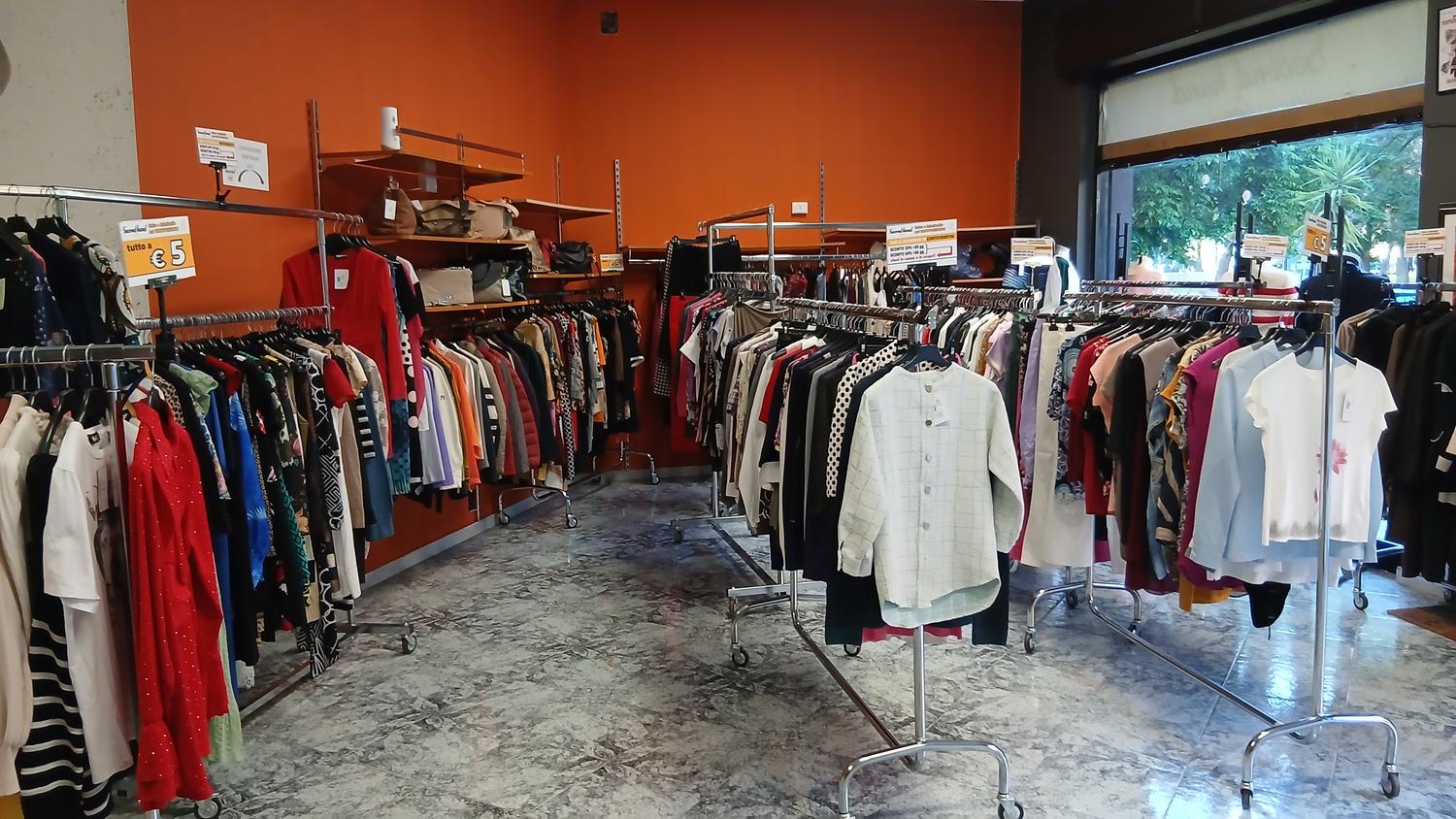 Azienda in vendita: Attività di abbigliamento usato secondhand uomo donna . a Italia - Moda e abbigliamento - Immagine foto 3