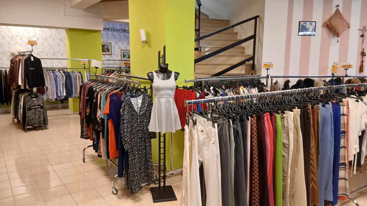 Azienda in vendita: Attività di abbigliamento usato secondhand uomo donna . a Italia - Moda e abbigliamento - Immagine foto 4