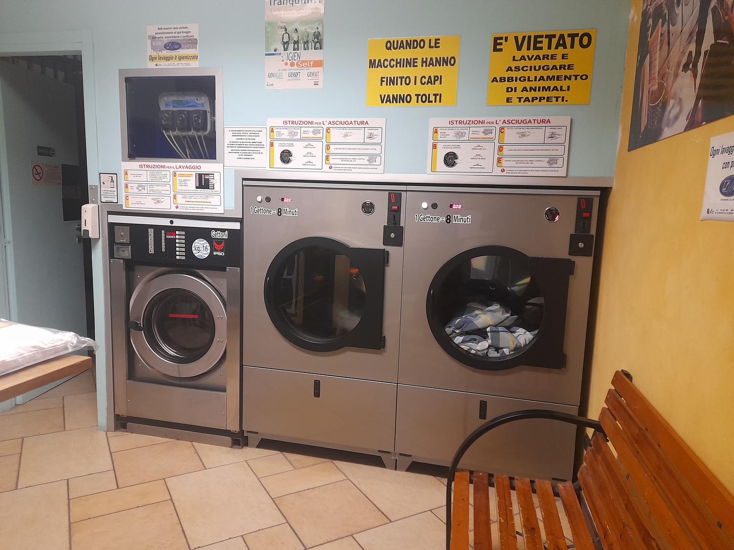 Azienda in vendita: In vendita attivita' di lavanderia self service piu stireria a Italia - Lavanderie - Immagine foto 2