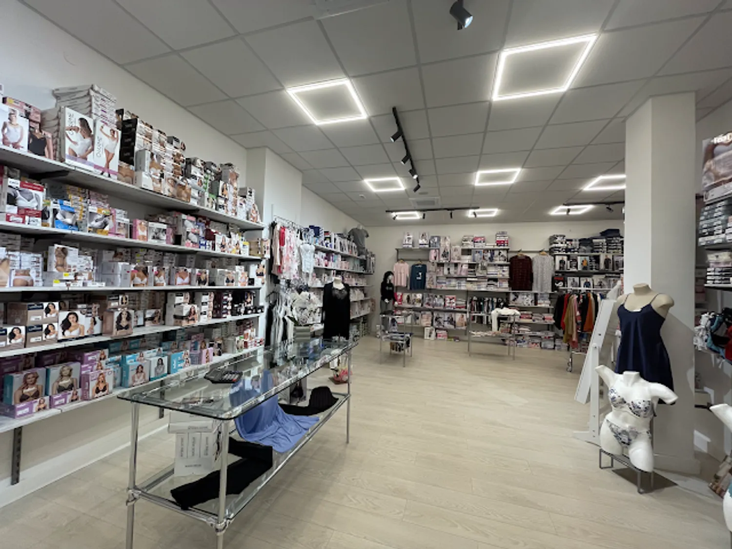 Azienda in vendita: Negozio Intimo e Abbigliam. 180mq. Rinnovato mobili/impianti 2023 a Italia - Negozi - abbigliamento - Immagine foto 2