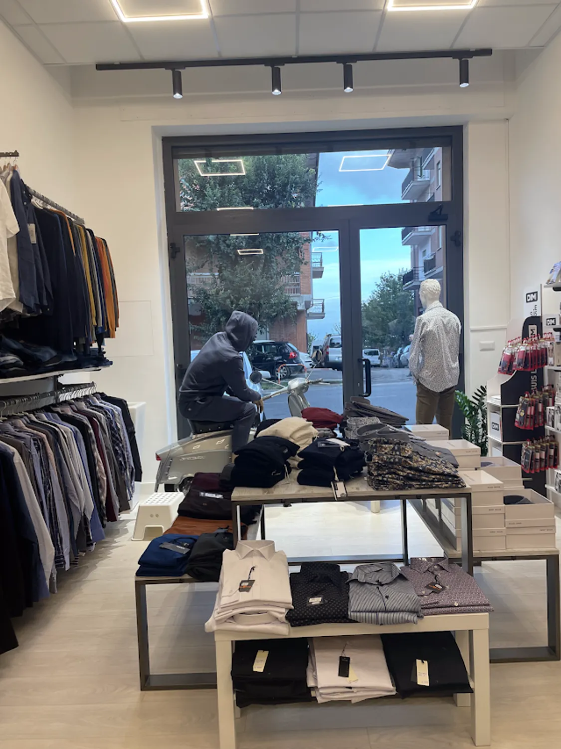 Azienda in vendita: Negozio Intimo e Abbigliam. 180mq. Rinnovato mobili/impianti 2023 a Italia - Negozi - abbigliamento - Immagine foto 4