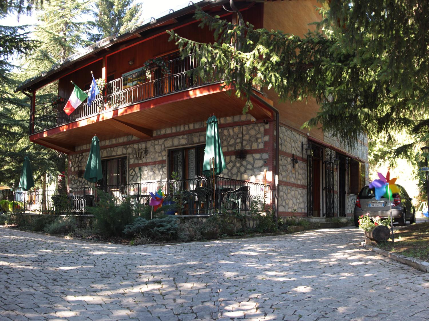 Azienda in vendita: Vendesi nel Parco Nazionale d'Abruzzo elegante ed avviato B & B  a Italia - Bed and Breakfast - Immagine principale