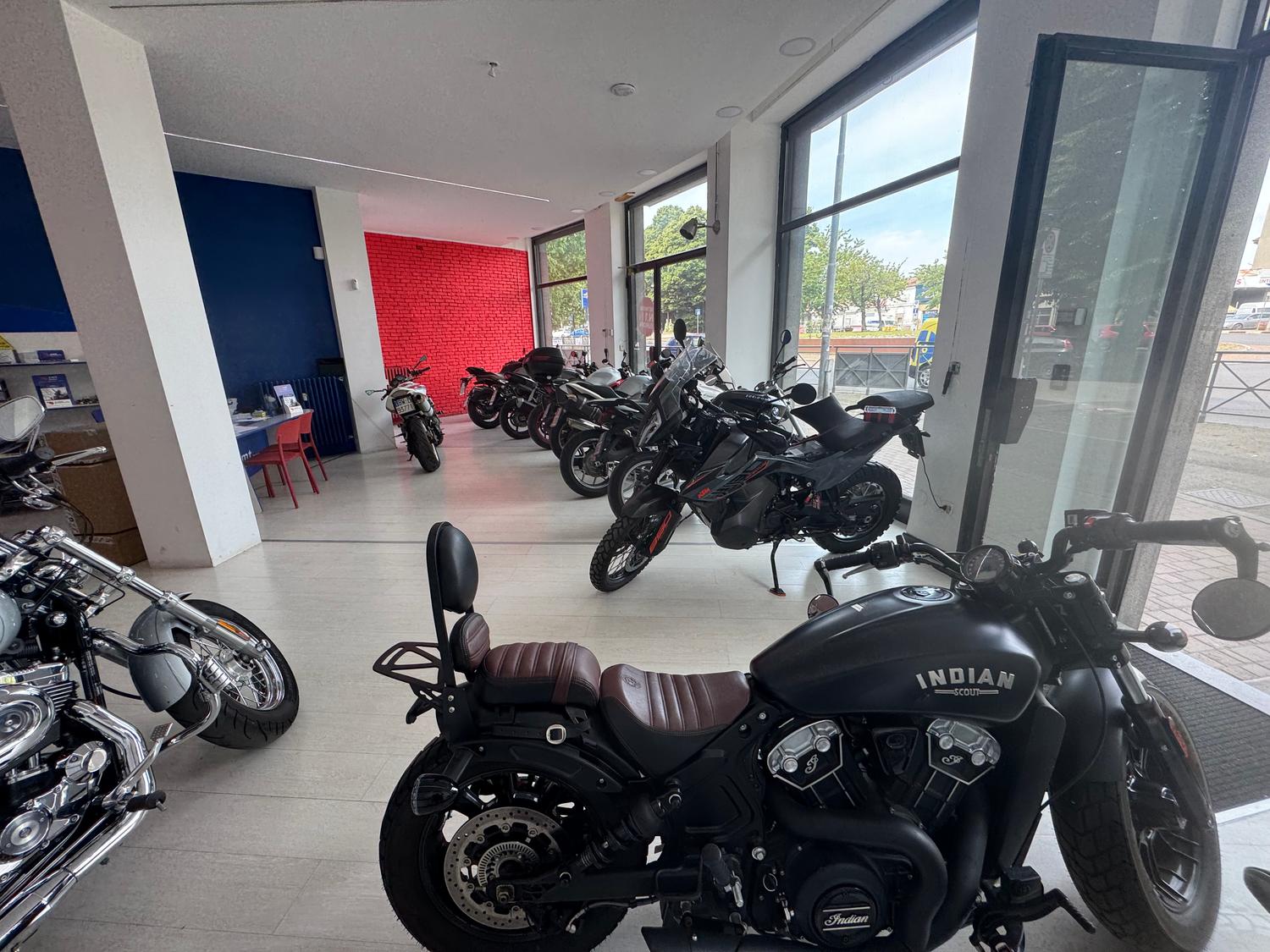 Azienda in vendita: Cedesi attività avviata settore moto usate – Showroom CMTMOTOR a Italia - Automotive - Immagine foto 2