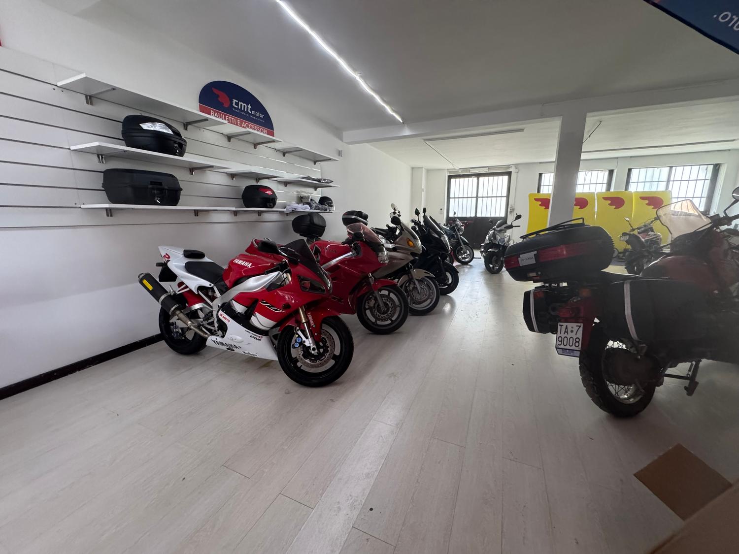 Azienda in vendita: Cedesi attività avviata settore moto usate – Showroom CMTMOTOR a Italia - Automotive - Immagine foto 4