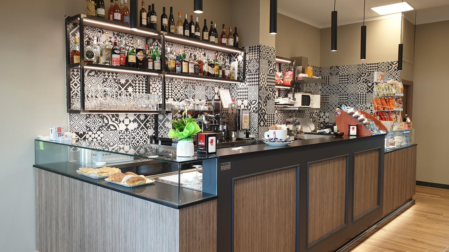 Azienda in vendita: PRODUZIONE ED INSTALLAZIONE ARREDI SETTORE HORECA, CIVILE E YACHT a Italia - Attività artigianali e professionali - Immagine foto 3