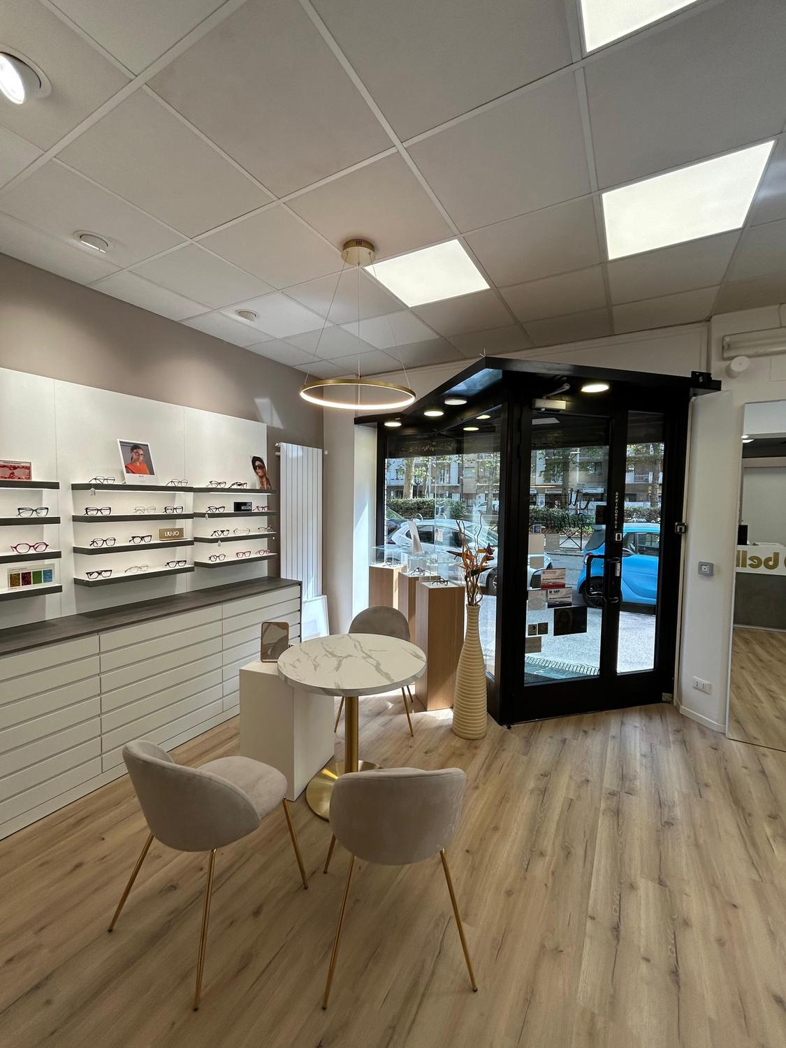 Azienda in vendita: Vendesi attività di ottica in negozio storico. a Italia - Attività artigianali e professionali - Immagine foto 2