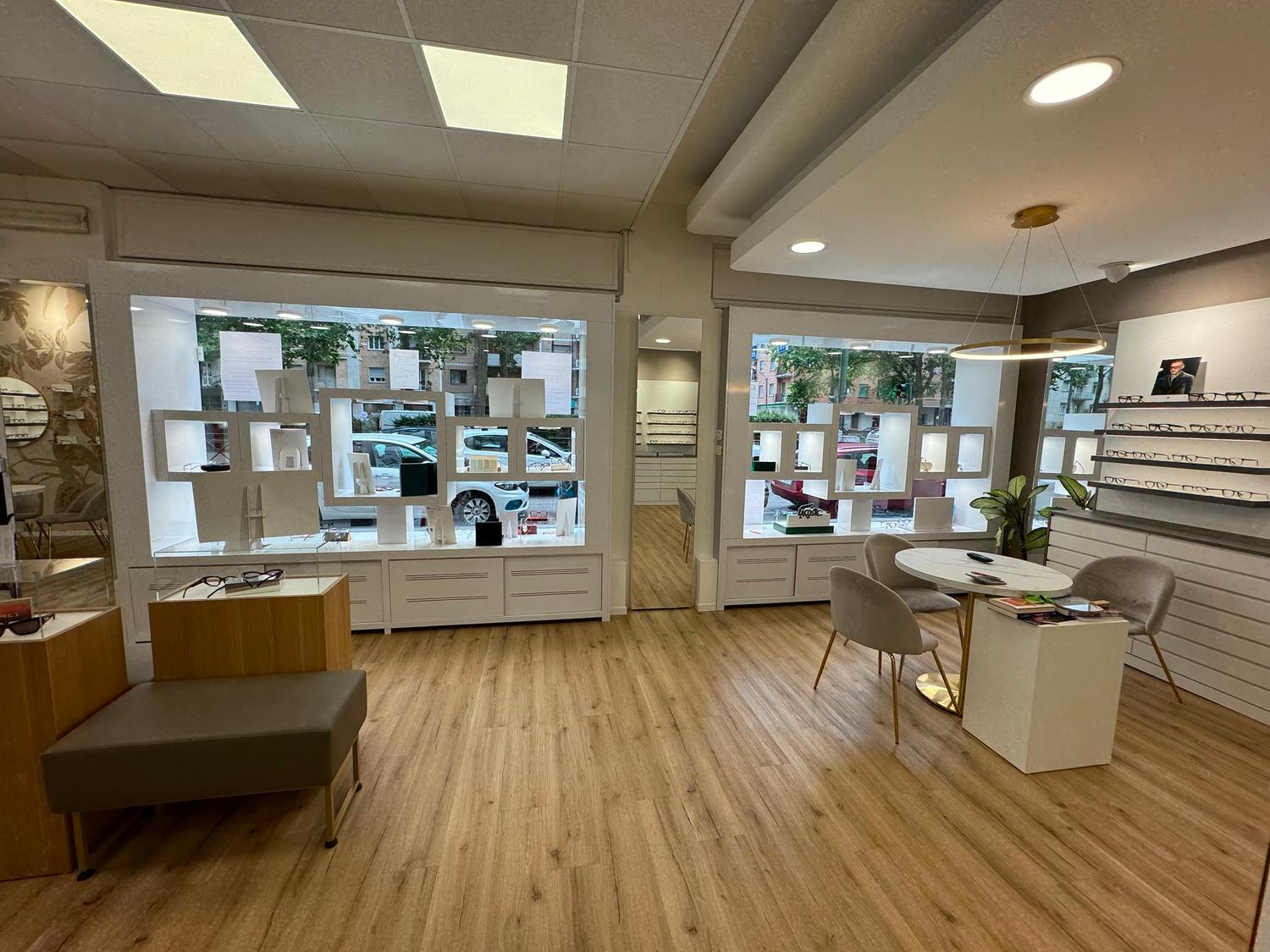 Azienda in vendita: Vendesi attività di ottica in negozio storico. a Italia - Attività artigianali e professionali - Immagine foto 4