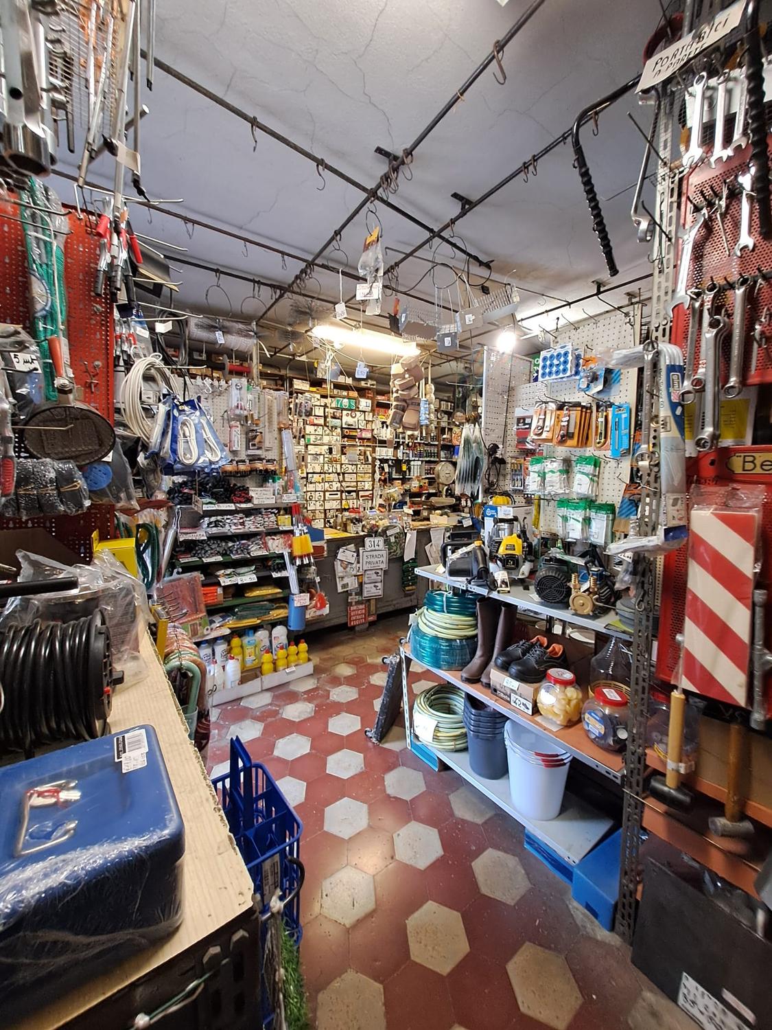Azienda in vendita: Cessione attività commercio al dettaglio ferramenta mesticheria a Italia - Ferramenta e Bricolage - Immagine foto 4