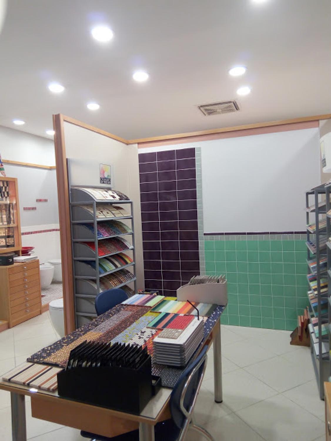 Azienda in vendita: showroom per pavimenti e rivestimenti , bagni, complementi a Italia - Materiali Edili e Showroom - Immagine foto 2