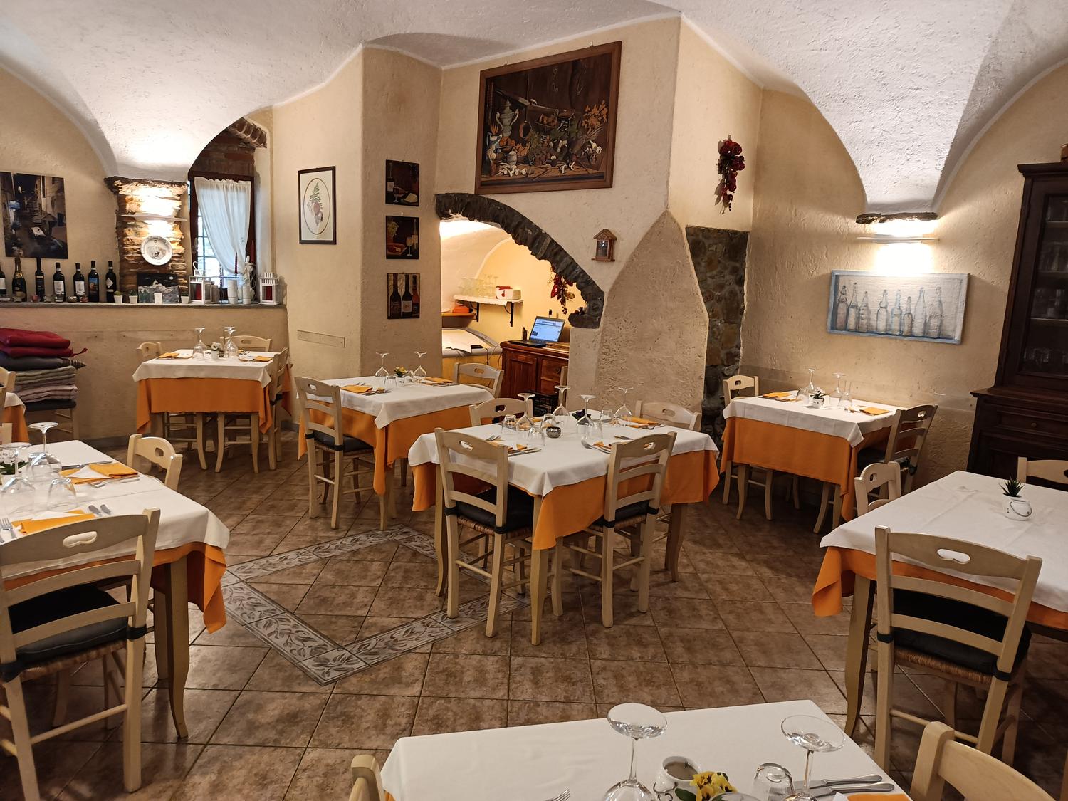 Azienda in vendita: Cedesi Osteria nel borgo medievale di Villanova d'Albenga (SV) a Italia - Ristoranti - Immagine foto 2