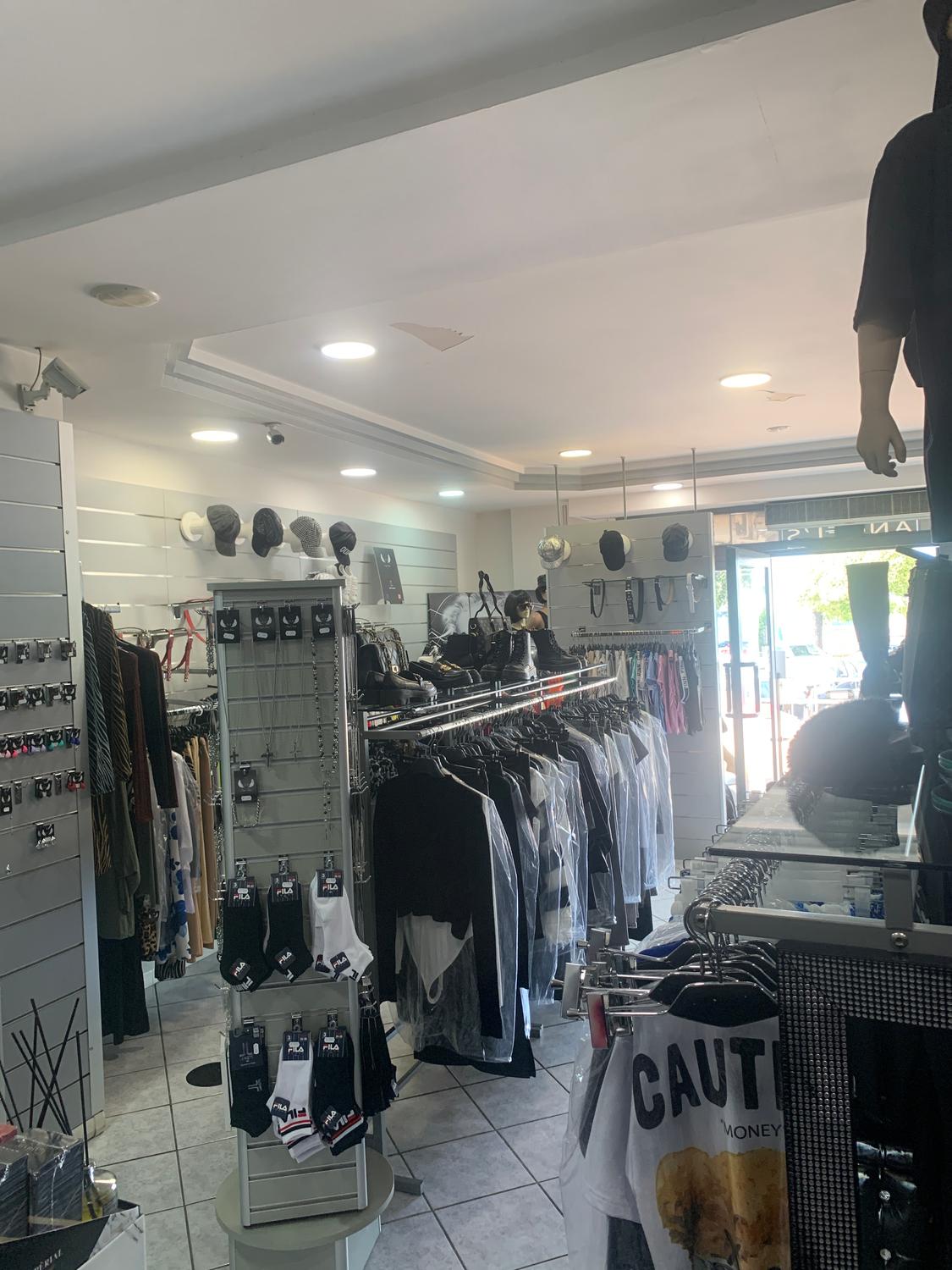 Azienda in vendita: Attività di abbigliamento  a Italia - Negozi - abbigliamento - Immagine foto 2