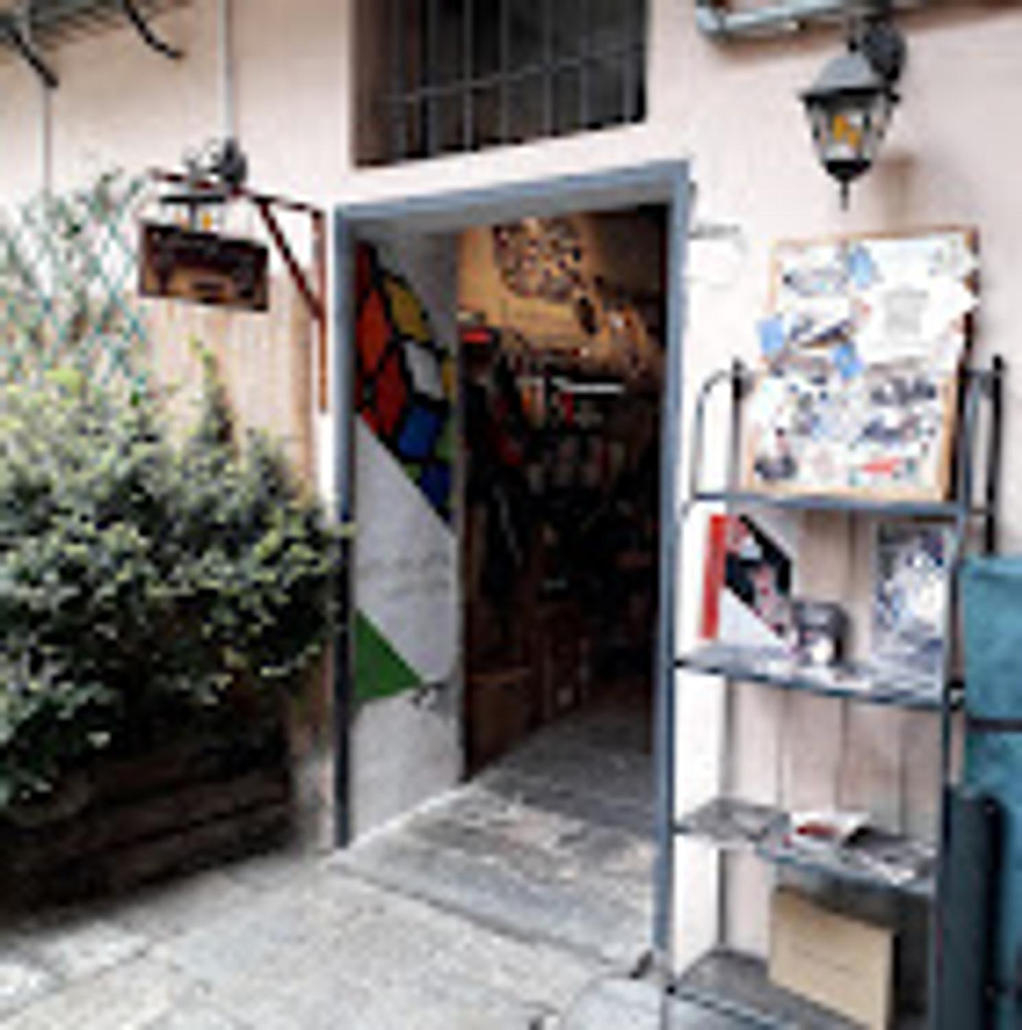 Azienda in vendita: Negozio di vendita di articoli di magia e mazzi di carte a Italia - Altro - Immagine principale