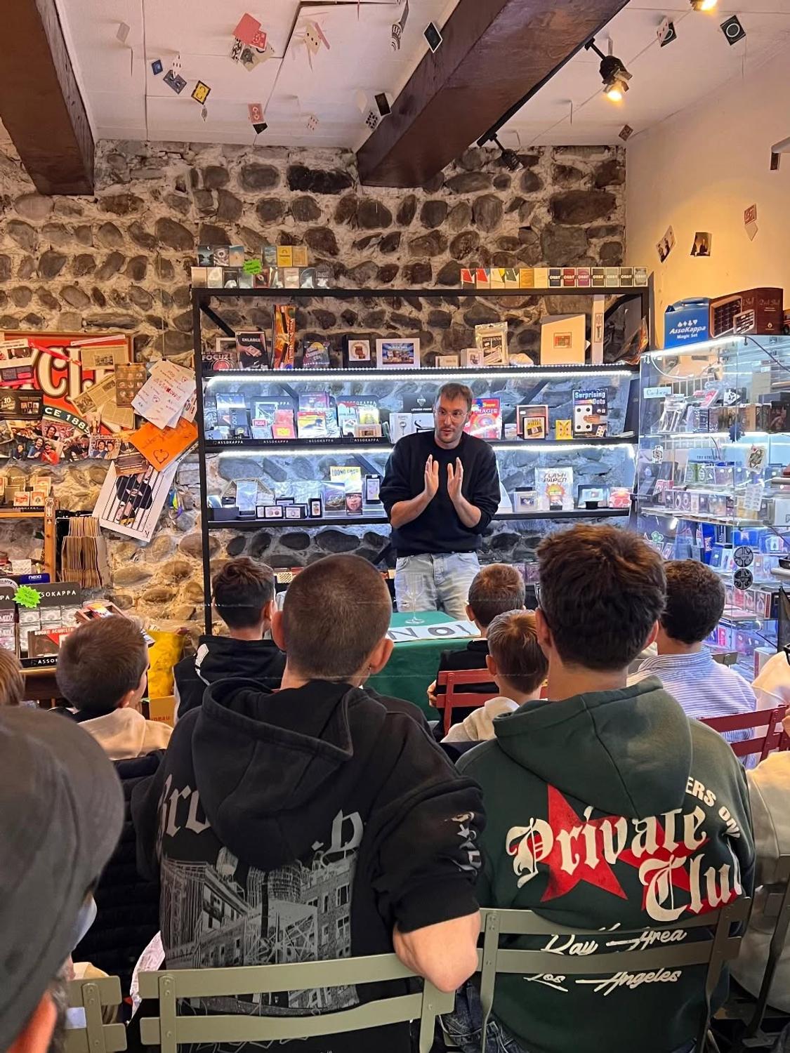 Azienda in vendita: Negozio di vendita di articoli di magia e mazzi di carte a Italia - Altro - Immagine foto 3