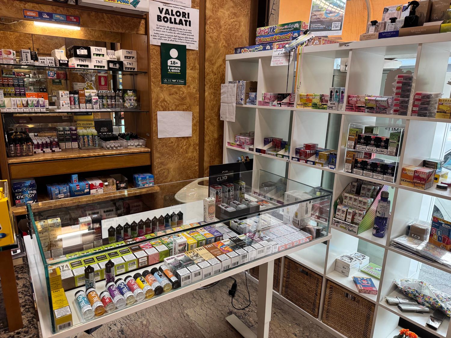 Azienda in vendita: negozio svapo con annessa tabaccheria a Italia - Tabaccherie - Immagine foto 4
