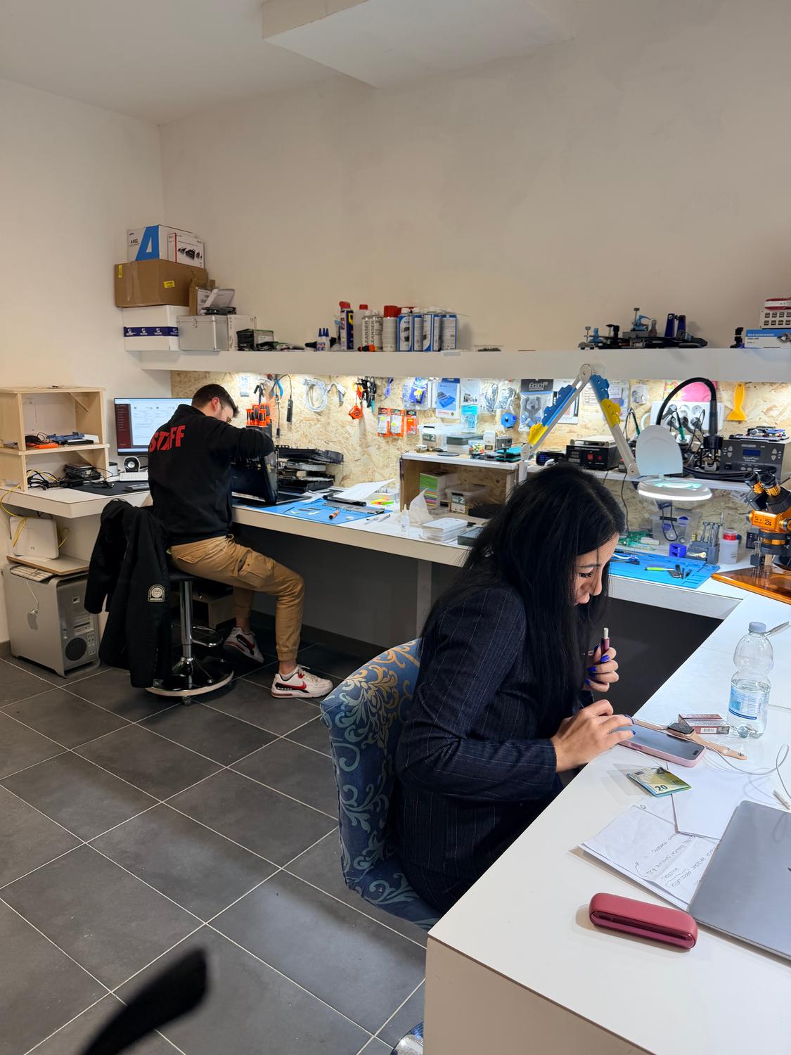 Azienda in vendita: negozio vendita e assistenza smartphone a Italia - Servizi informatici e tecnologia - Immagine foto 3
