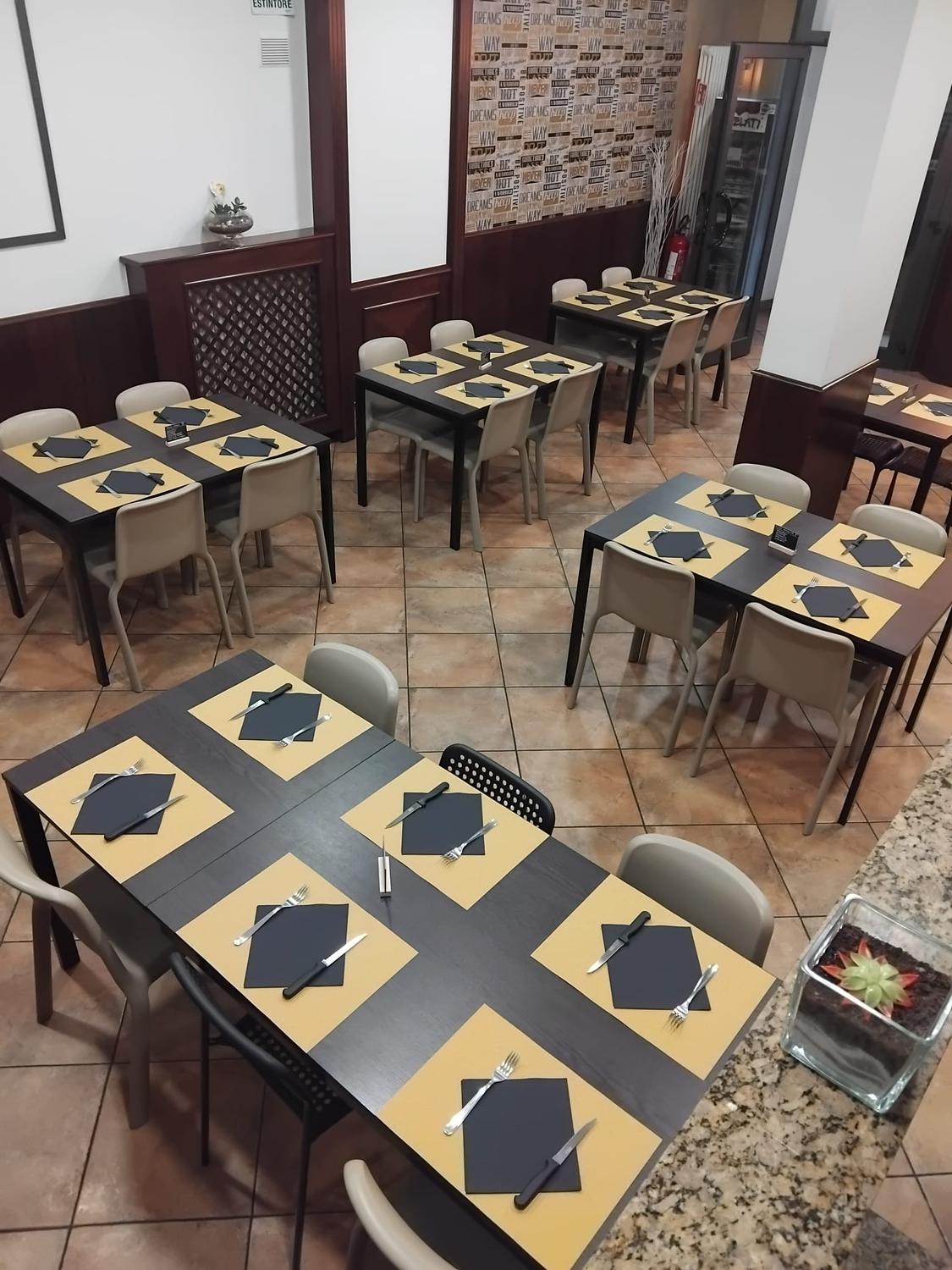 Azienda in vendita: Attività di pizzeria unica per tipologia nel paese a Italia - Pizzerie - Immagine principale