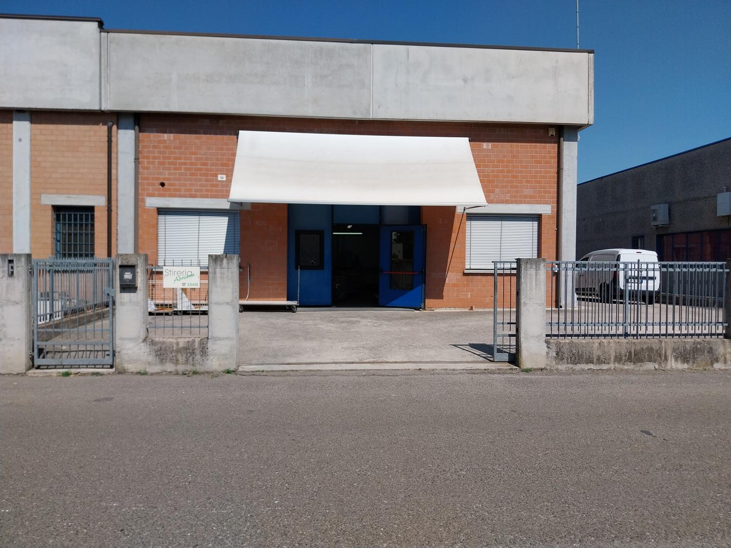 Azienda in vendita: STIRERIA E FINISSAGGIO INDUSTRIALE CAPI DI ABBIGLIAMENTO a Italia - Attività industriali e fabbriche - Immagine principale