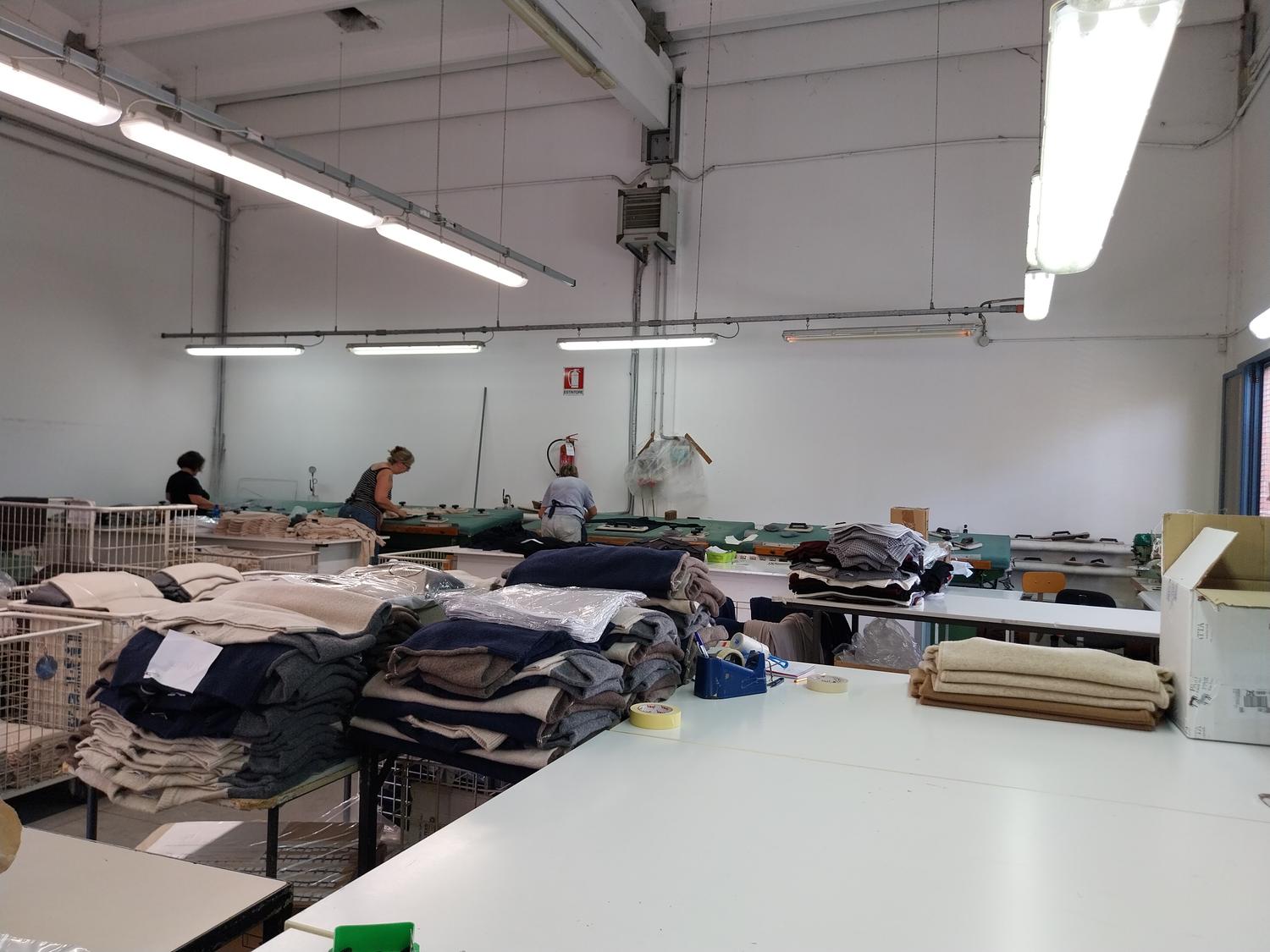 Azienda in vendita: STIRERIA E FINISSAGGIO INDUSTRIALE CAPI DI ABBIGLIAMENTO a Italia - Attività industriali e fabbriche - Immagine foto 2