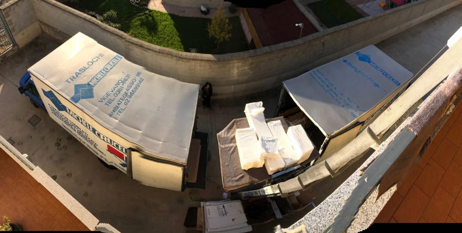 Azienda in vendita: Attività di traslochi, noleggio piattaforma
E capannone a Italia - Attività artigianali e professionali - Immagine principale