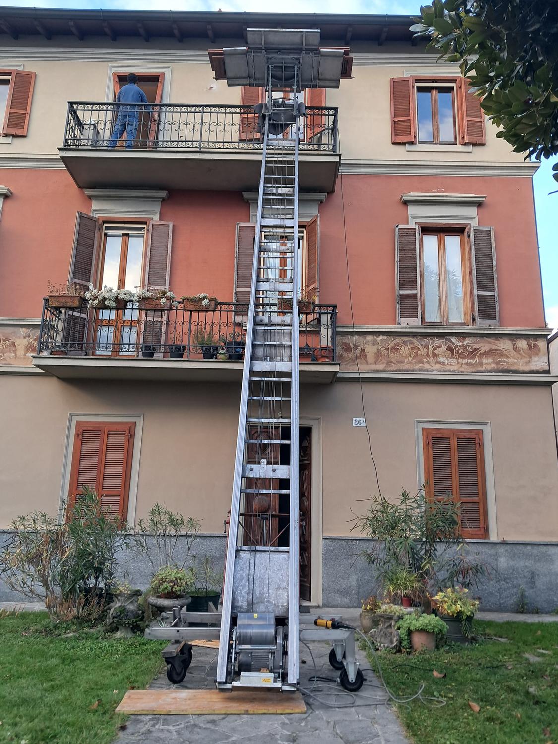 Azienda in vendita: Attività di traslochi, noleggio piattaforma
E capannone a Italia - Attività artigianali e professionali - Immagine foto 2