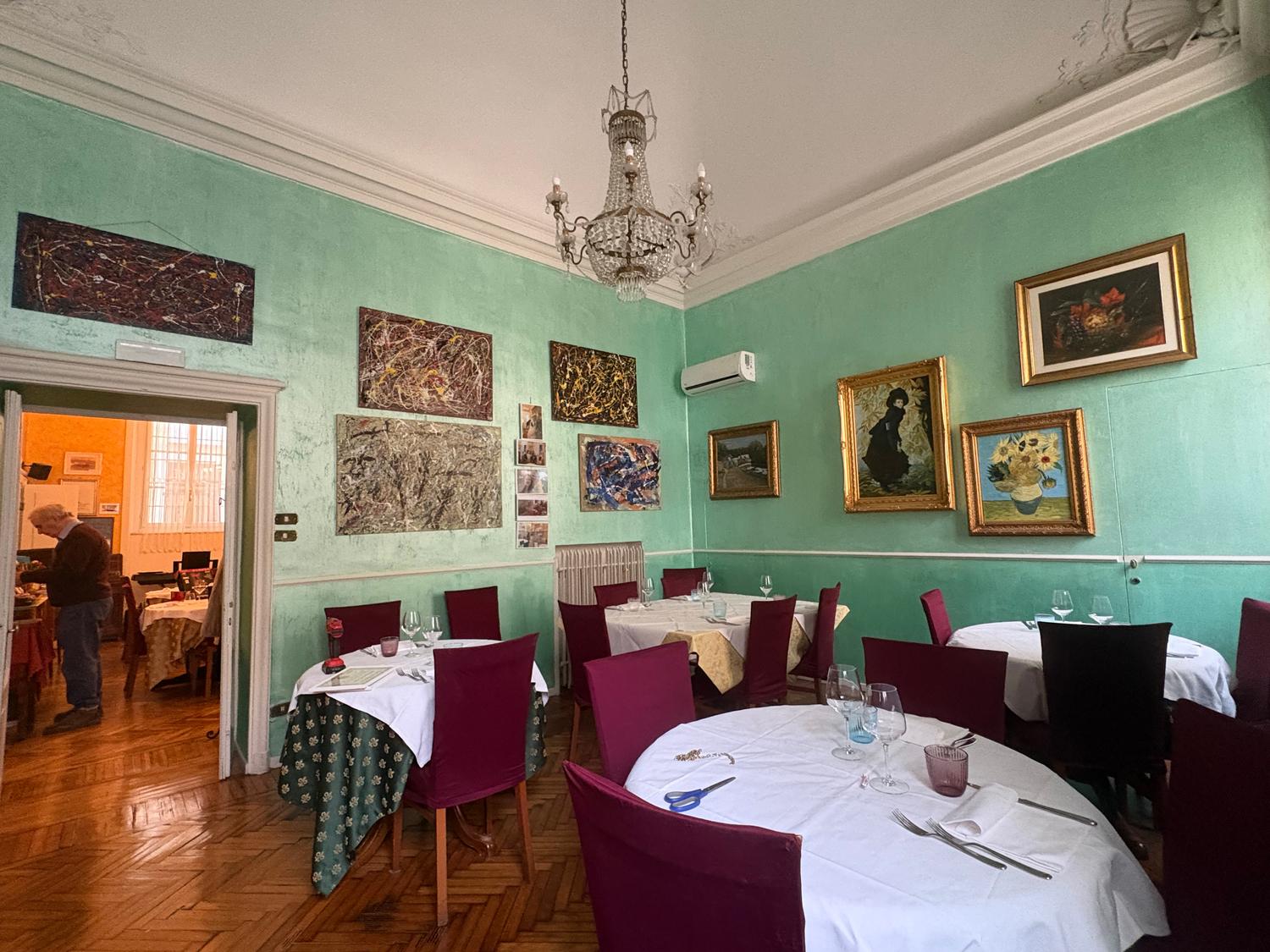 Azienda in vendita: CESSIONE DI STORICO RISTORANTE DI PARMA
a Italia - Ristoranti - Immagine principale