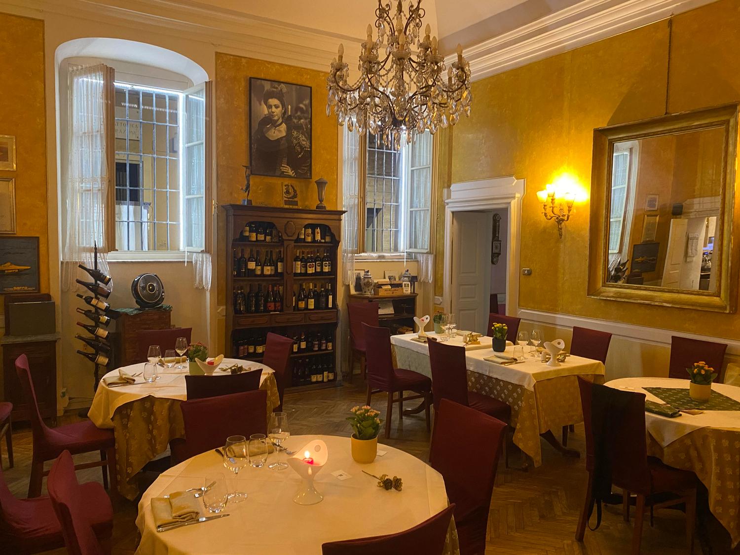 Azienda in vendita: CESSIONE DI STORICO RISTORANTE DI PARMA
a Italia - Ristoranti - Immagine foto 2