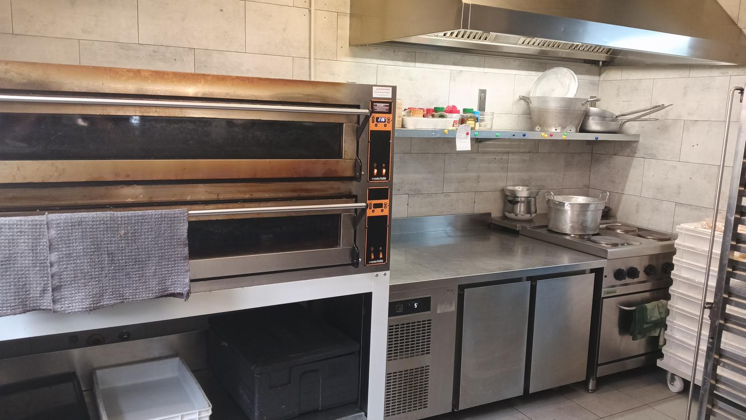 Azienda in vendita: Vendita di attività per pizzeria tavola calda panificio a Italia - Pizzerie - Immagine principale