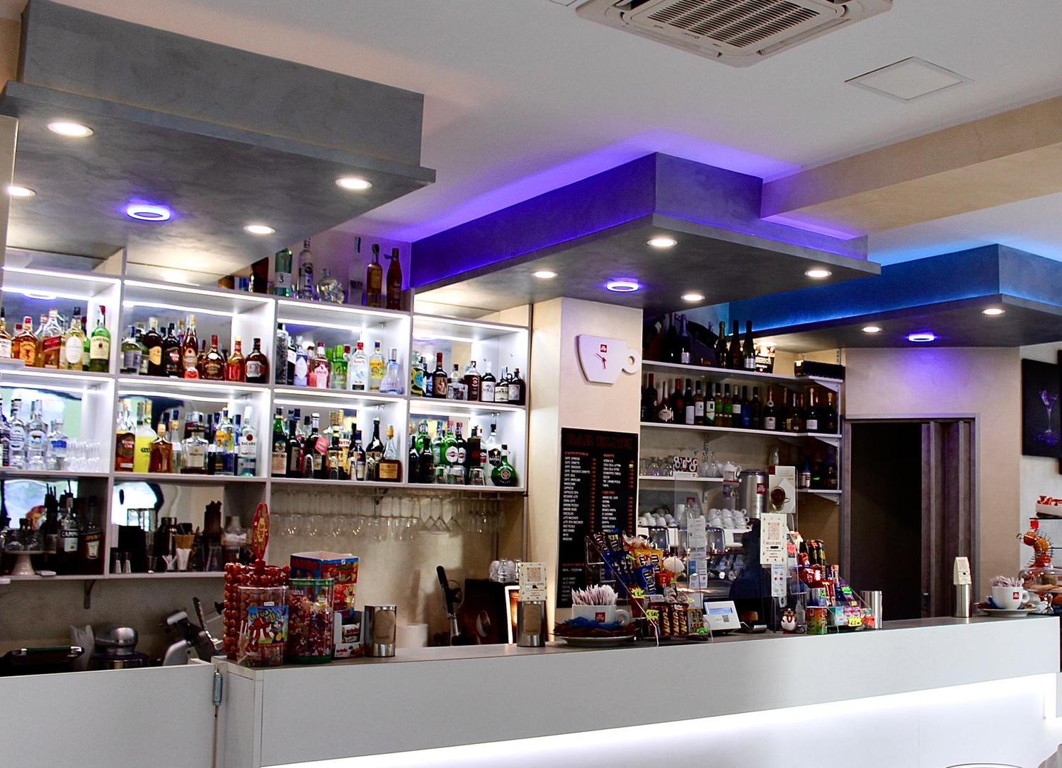 Azienda in vendita: Bar avviato in vendita a Sesto San Giovanni a Italia - Bar - Immagine principale