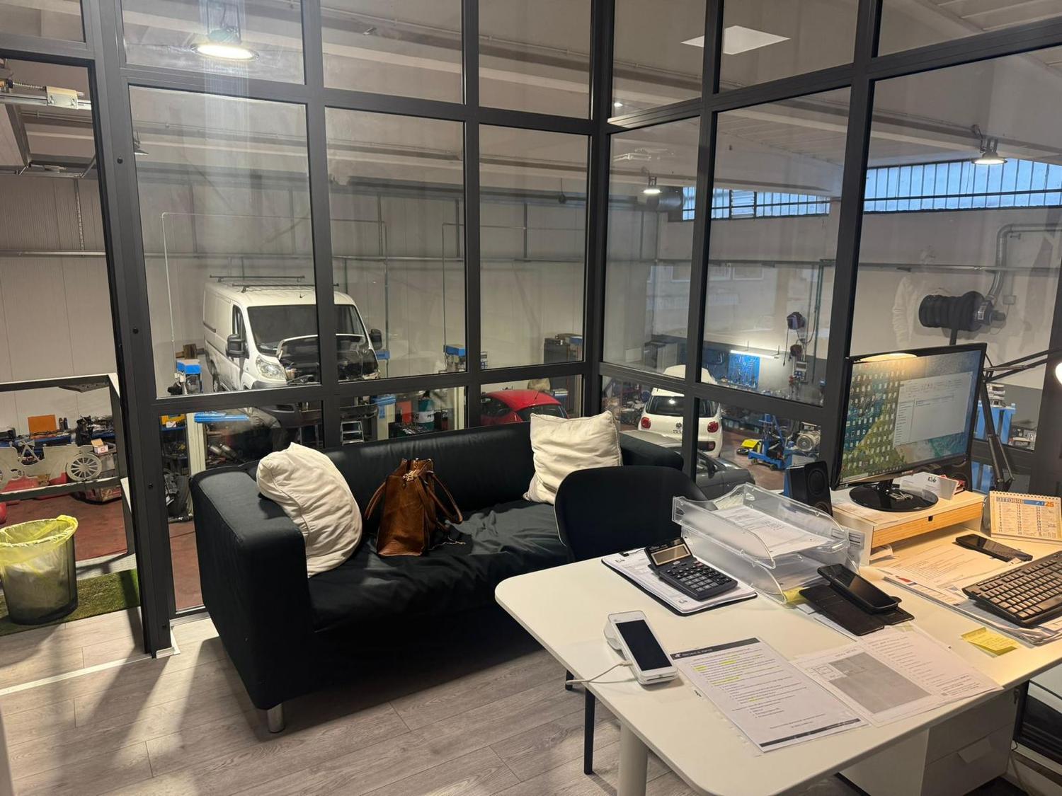 Azienda in vendita: Vendo Officina Autorizzata con Vendita veicoli Nuovi
a Italia - Officine Meccaniche - Immagine foto 2